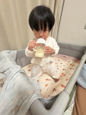 🍼自己站起来喝奶了😂